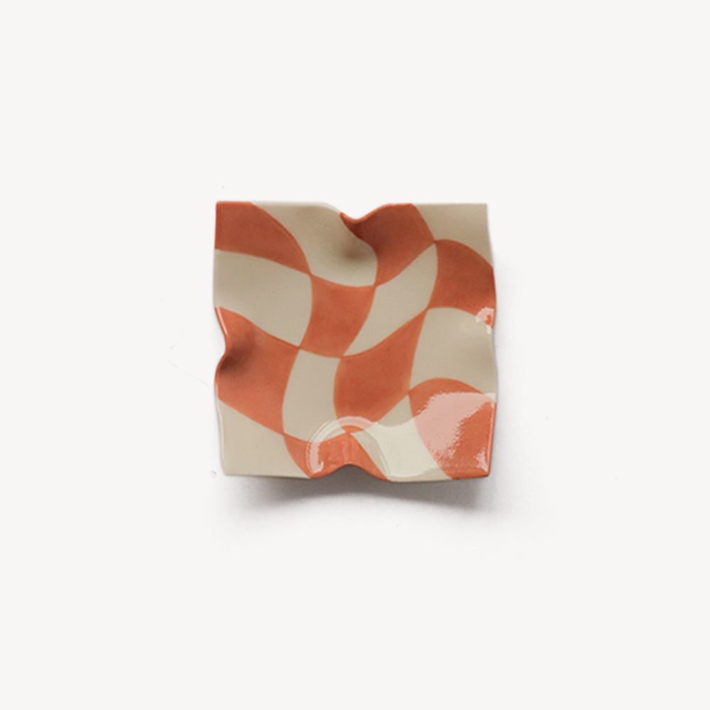 Wavy checkerboard handkerchief tray