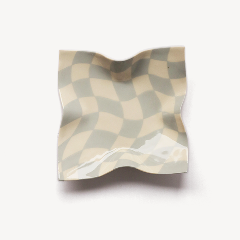 Wavy checkerboard handkerchief tray