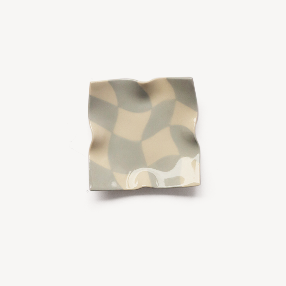 Wavy checkerboard handkerchief tray